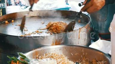 卖街<strong>食品</strong>的人用鸡蛋、鸡肉和芽炒传统泰国米粉。 亚洲街头<strong>食品</strong>
